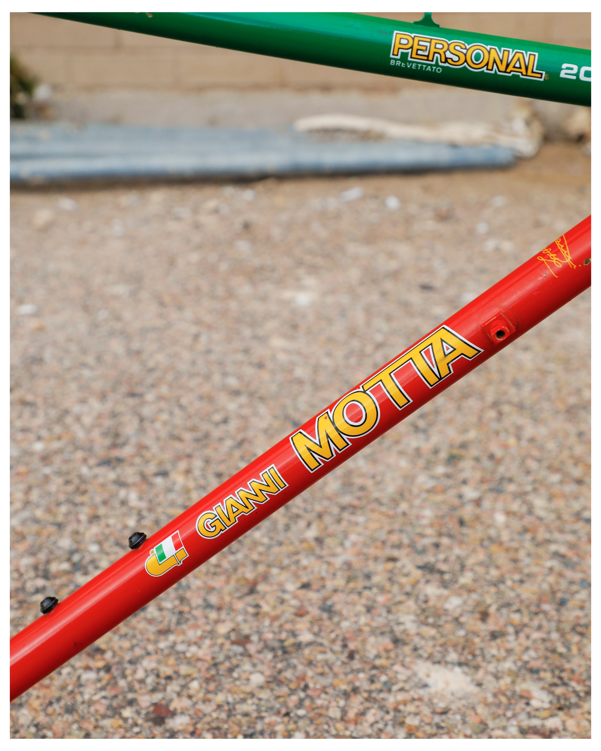 détails du cadre d'un vélo de route italien d'époque gianni motta avec peinture arc-en-ciel détails du cadre d'un vélo de route italien d'époque gianni motta avec peinture arc-en-ciel